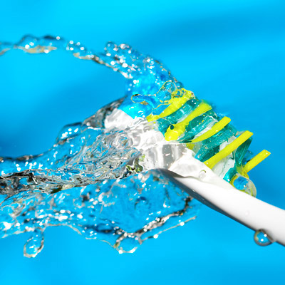 Hogy kell fertőtleníteni a fogkefét? 7 fontos dolog a szájápolásról, amit tudnod kell