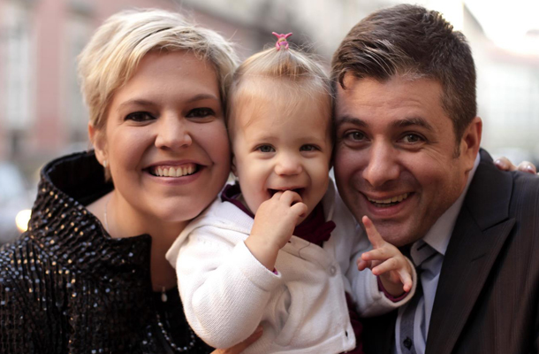 Balássy Betty és Varga Ferenc kétéves kislányukkal, Rozival érkeztek az RTL ... - balassy1