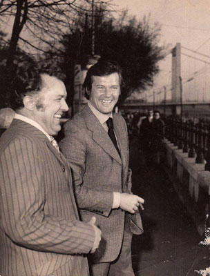 Láng József a Budapestre látogatott angol színésszel, Roger Moore-ral