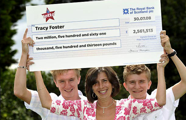 Tracy Foster és két fia a nyereménnyel