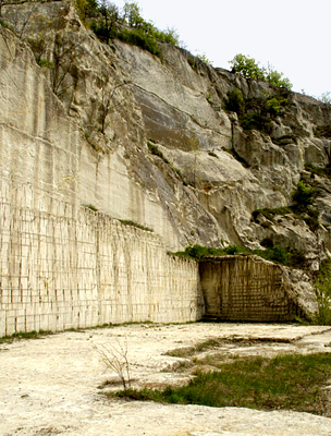 Kőfalak a Fehérkő-bányában