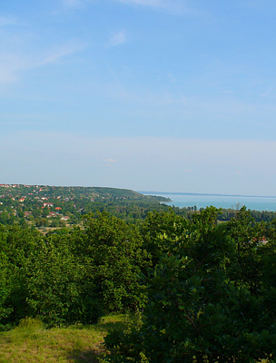 A város látképe, háttérben a magyar tengerrel