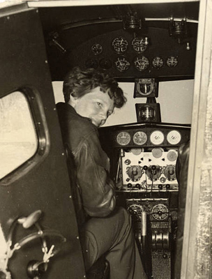 Amelia Earhart az Electra pilótafülkéjében