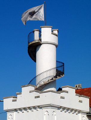 Zászló díszíti a tornyot