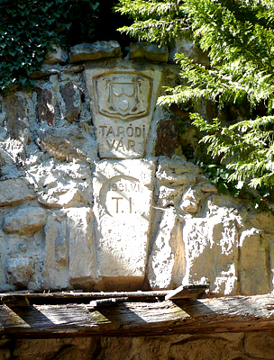 A Bolondvár, más néven Taródi-vár bejárata