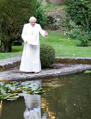 A lemondott XVI. Benedek pápa a kertben