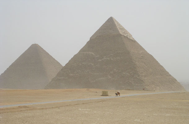 Kheopsz és Khephrén piramisa