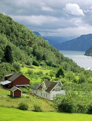 Apró házak a fjord oldalában