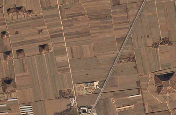 Tisztán látszanak a piramisok a Google Earth-ön