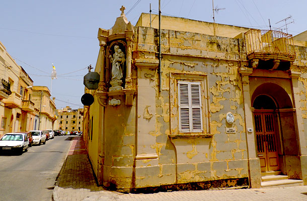 Marsaxlokk utcáján is Szűz Mária vigyáz a ház lakóira