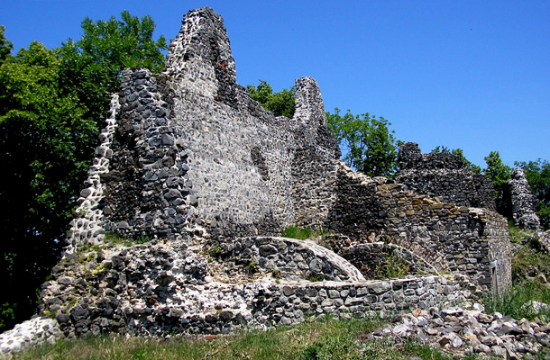 A kőből épült vár folyamatos felújítás alatt áll, hogy a kirándulók látogathassák