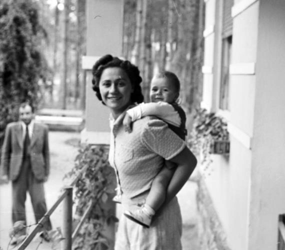 	Egy csodásan elkapott, önfeledt pillanat, amikor a baba és az anyukája egyaránt mosolyog. A kép 1941-ben készült.