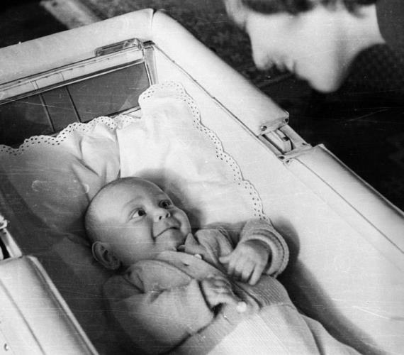 	Igazán meghatóra sikerült ez a fotó, amely 1960-ből való. Szavak nélkül is sokat elmond, ahogyan ez a kis csöppség az édesanyjára néz.
