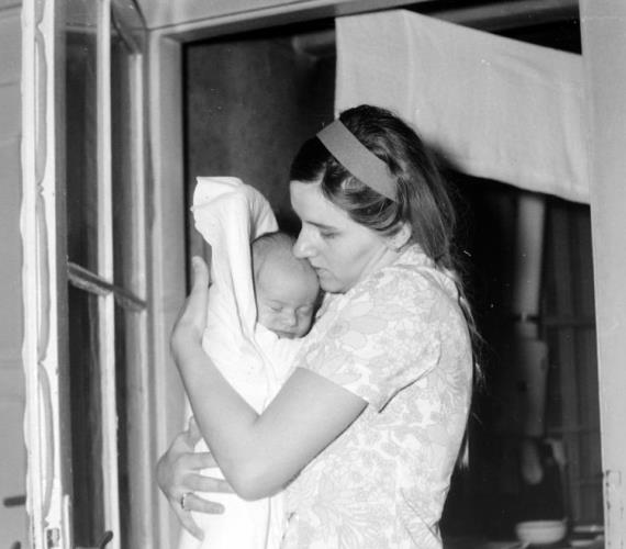 	Az anyai szeretet mélysége leírhatatlan. Ezen az 1961-es képen az anyuka szorosan magához öleli a gyermekét.
