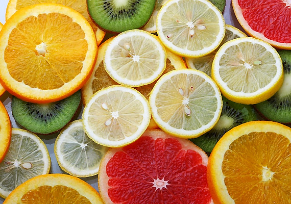 	Ugyancsak biztos C-vitamin-források a citrusfélék. A grépfrút, a narancs és a citrom is bővelkedik benne.