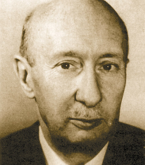  	Békésy György (1899 - 1972)  	Budapesti születésű biofizikus, iskoláit diplomata apja munkája miatt számos országban végezte. Nobel-díját 1961-ben kapta meg a belső fülben lévő csiga ingerlésének fizikai mechanizmusával kapcsolatos felfedezéseiért.
