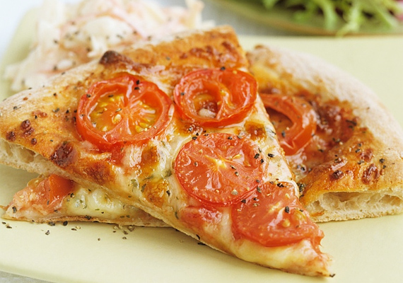 
                        	A zsíros ételek, mint például a pizza, kibélelik a gyomrod, így az alkohol kevésbé tud a fejedbe szállni.