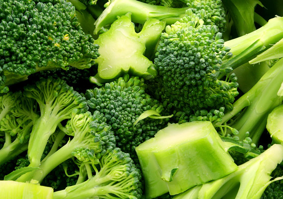 	A brokkoliban található szulforafán serkenti a szervezet rákellenes enzimjeinek működését és megakadályozza a daganatképződést. Habár a brokkoli nem szokott a kedvenc zöldségek között szerepelni, krémlevesként elkészítve mennyei fogás.