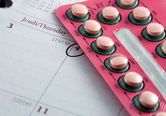 	Az első kombinált fogamzásgátló tabletta 1959-ben került az amerikai gyógyszertárakba - Enovid néven. A tabletta azóta is az egyik legkedveltebb védekezési eszköz.