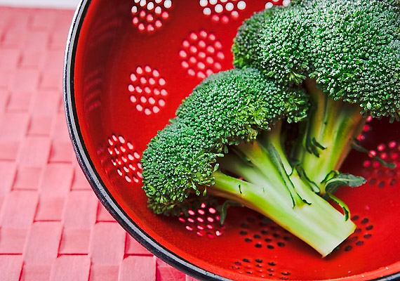 	Tudományos kutatások szerint a brokkoli fogyasztásának köszönhetően a szervezet sejtjeiben lúg raktározódik el.
