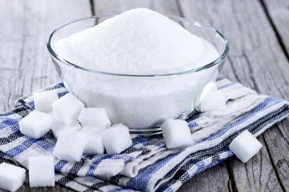 
                        	A cukor fogyasztása szintén nagymértékben fokozhatja a rák kialakulásának kockázatát, legyen szó cukros ételekről vagy italokról, de előbbi általánosságban is igaz a magas glikémiás indexű élelmiszerekre. Mindez a cukor véráramba kerülése és a nagyobb mértékű inzulintermelődés által megteremtett kedvezőtlen közegnek köszönhető, nem utolsósorban azonban a cukorban gazdag táplálkozás miatt kialakuló túlsúly, illetve elhízás is komoly rizikófaktort jelenthet.