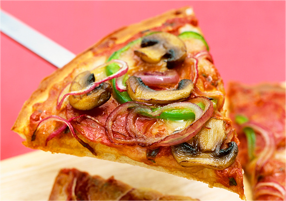 
                        	A zsírosabb tésztafélék, mint a pizza, telitalálatnak számítanak bulizás előtt. Illetve, ha kicsit későn kapcsoltál, még két tánc között  is rendelhetsz egy pizzát.