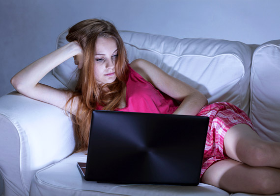 	A számítógépezés - illetve a tévénézés vagy az okostelefon-használat - megzavarja a szervezet hormonháztartását a lefekvést megelőző órákban, nehezítve ezáltal az elalvást. A mesterséges fény hatására ugyanis kevesebb melatonin termelődik a szervezetben, így könnyen kialakulhat alvászavar.
