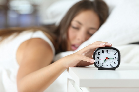 
                        	Hason - a hason alvás a legkedvezőtlenebb a nyaknak, mert kitekeri és hátrafeszíti azt. A horkolás ellen hatékony ez a pozitúra, de egyéb kedvezőt nem nagyon tudunk mondani róla. A gerinc nem ellazul, hanem összenyomódik, a hát alsó részeiben tompa fájdalom jelentkezik. Ha nem tudsz a hason alvásról leszokni, minél alacsonyabb párnával aludj, és kicsit emeld meg a mellkasodat oldalvást egy puha tollpárnával is, hogy lassan átszokj az egészségesebb oldalt alvásra.