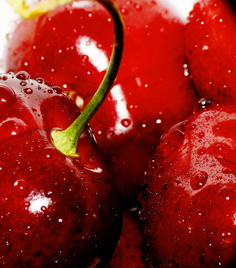Cseresznye Az édes gyümölcs klorogénsav nevű fenolvegyülete semlegesíti a környezetben előforduló rákkeltő méreganyagokat. Másik antioxidáns vegyülete, a kvercetin pedig csökkenti a daganatos megbetegedések kockázatát.