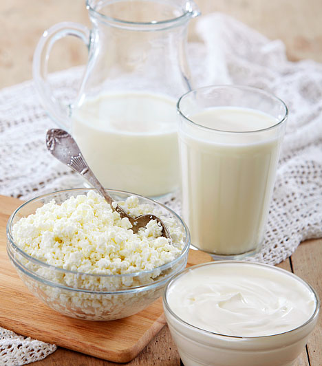  	Kalcium  	A kalcium a csontok és a fogazat egyik fontos összetevője, de az alapvető életfunkciókhoz, például a véralvadáshoz vagy az izmok összehúzódásához is szükséges. A szervezet kalciumállományának nagy része a csontokban és a fogakban raktározódik, így biztosítja ezek szilárd szerkezetét. A felnőttek számára javasolt napi kalciumbevitel 1000 mg. A tejtermékek - tej, joghurt vagy sajt - igen gazdagok kalciumban.  	Kapcsolódó cikk: 	A kalciumhiány tünetei »