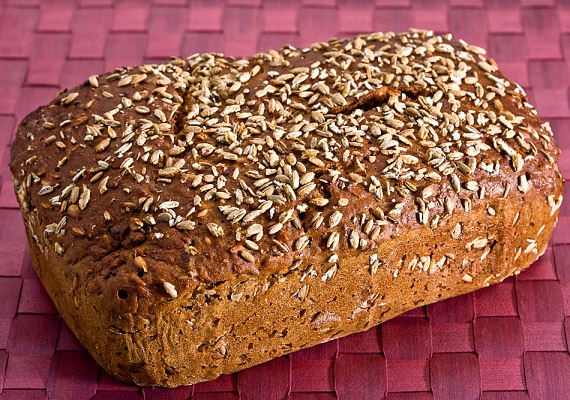	Ha a fehér kenyeret lecseréled alacsonyabb glikémiás indexű teljes kiőrlésű kenyérre, kevésbé kell tartanod a vércukorszint-ingadozástól, valamint a szervezeted inzulin iránti érzékenysége fokozódik. A teljes kiőrlésű pékáruk a túlsúly kialakulásától is óvnak.