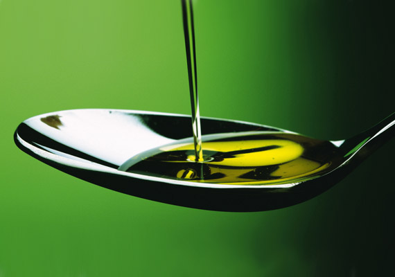 A tőkehalmáj olaja a legbiztosabb D-vitamin-forrás. Egy evőkanál belőle 924 NE - nemzetközi egység - D-vitamint tartalmaz. Valószínűleg sokan keveset fogyasztanak belőle, pedig számos élelmiszerüzletben elérhető.