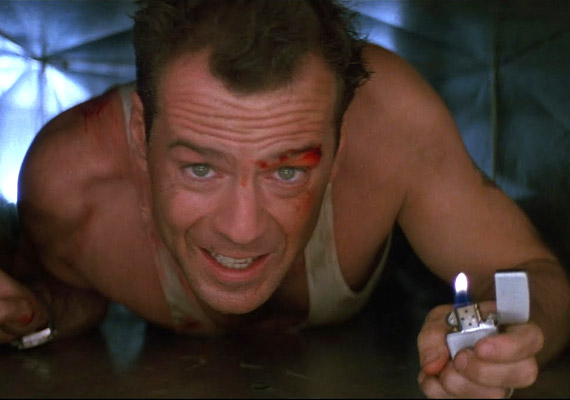 	A Die Hard sorozat 1988-ban indult világkörüli útjára. Az első három részben még úgy tűnt, John McClane arcának nélkülözhetetlen tartozéka a cigaretta, és egy-egy rázósabb szituációban az öngyújtónak is nagy hasznát vette.