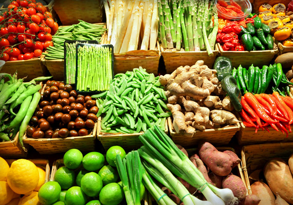 	Az egészséges táplálkozás egyik alapját a rostban és vitaminban gazdag zöldségek és gyümölcsök jelentik. Ha szeretnéd gazdaságosan megúszni a napi ötszöri zöldség- és gyümölcsfogyasztást, és van egy kis kerted, bizonyára tudod, mit kell tenned. Ha nincs, akkor egyszerűen válassz az olcsóbb szezonális termékek közül a piacon - és ne a sarki zöldségesnél. És hogy mennyi legyen a napi adagod? Mutatjuk!
