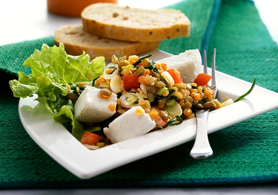 	A kecskesajtos saláta a jól megszokott trappistához képest  karakteresebb ízeket tartogat. A benne lévő kalciumnak köszönhetően erősíti a csontokat, vitamintartalma pedig jóval magasabb, mint a tehéntejé. Próbáld ki a kecskesajtos-diós változatot!
