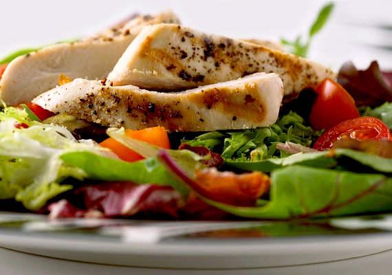 
                        	A grillcsirkés saláta kiváló választás lehet akár főételnek is, de uzsonnaként bizonyosan megállja a helyét. A salátalevelek és a paradicsom rosttartalmuknak köszönhetően serkenti az anyagcserét, a csirke pedig energiával lát el. Kattints a csirkesaláta receptjére!