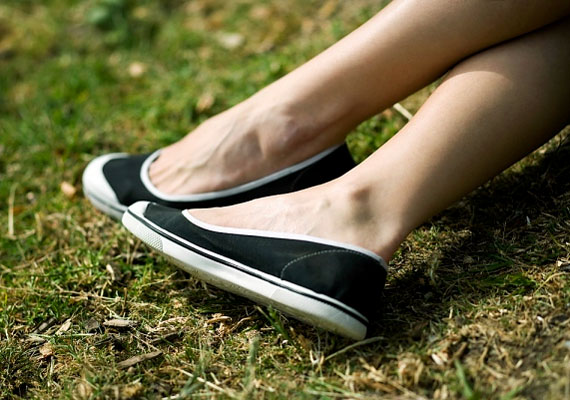 
                        	Nem csupán a magassarkú, de a túlságosan lapos talpú cipők is veszélyesek lehetnek. A közkedvelt sarok nélküli balerinacipőkben a sarkad járás közben csillapítás nélkül ütődik a talajhoz. Ennek következményeiről korábbi cikkünkben olvashatsz.
