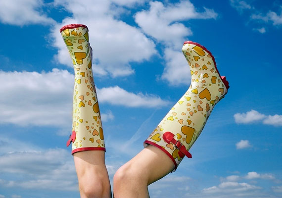 
                        	Bár a gumicsizma hasznos lehet az esősebb napokon, nem tartja rendesen a lábadat, az ide-oda csúszkál benne, így rendszeres viselése nem igazán ajánlott. Mivel nem szellőzik, ha egész napon át viseled, könnyen alakulhat ki lábgombád.