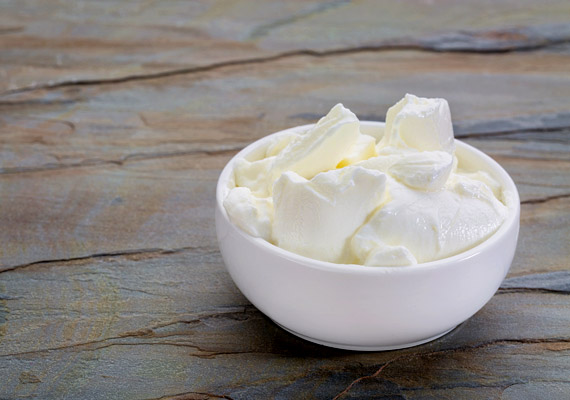 
                        	A görög joghurt kevesebb szénhidrátot és kétszer annyi fehérjét tartalmaz, mint a hagyományos natúr joghurt - feltéve, hogy nem a tejszínnel krémesített változatot veszed. Tudj meg többet róla korábbi cikkünkből!