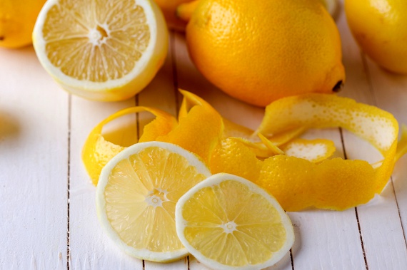 
                        	A citrusok igen nagy mennyiségben tartalmaznak C-vitamint, melynek hosszú távú bevitele képes óvni a bőrt a napozás ártalmaitól, mindemellett limonént is tartalmaznak, mely csökkentheti a bőrrák kialakulásának kockázatát is.