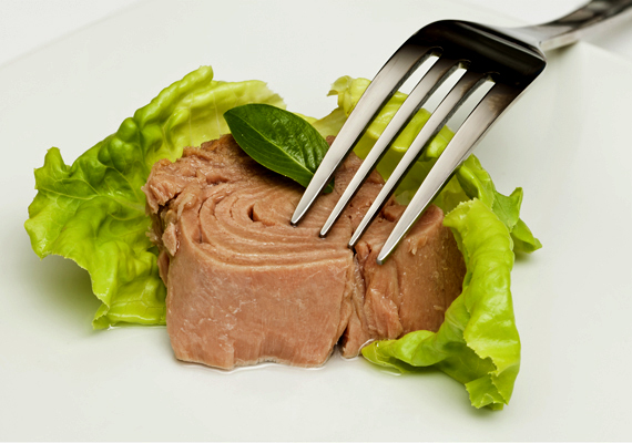 	Ha szereted a tonhalat, a jövőben fogyaszthatod D-vitamin-tartalma miatt is. 100 grammal 352 NE-t viszel be a szervezetedbe.
