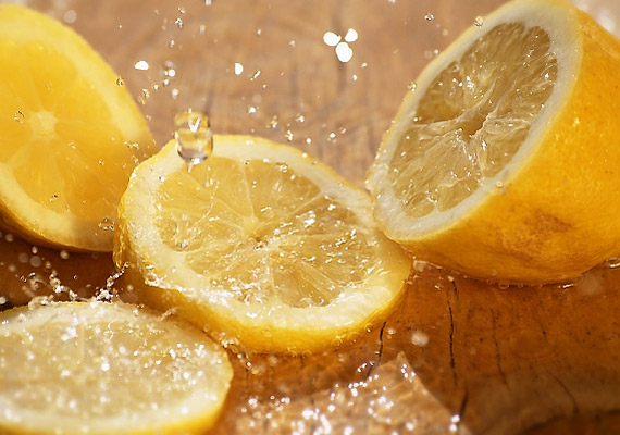 
                        	Fogyassz naponta friss citromot! C-vitamin-tartalma és érösszehúzó hatása miatt is segíti az íny regenerálódását.