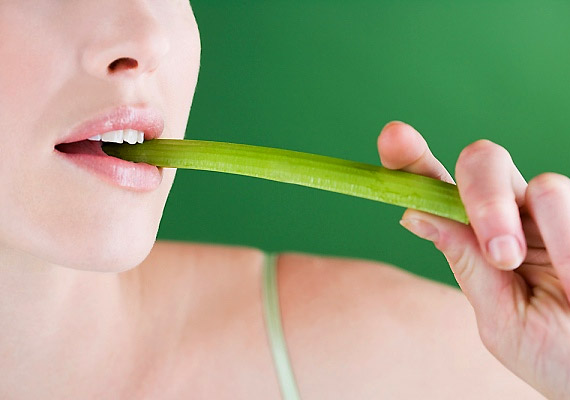 
                        	Fogyassz naponta nyers zöldségeket. A rostos, vitamindús étel stimulálja és tisztítja az ínyt és a fogakat.