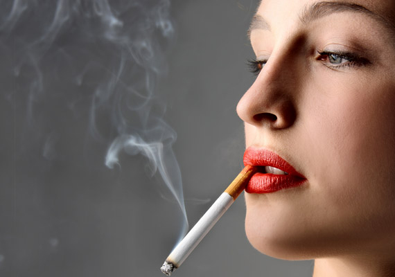 	Azzal valószínűleg nem mondunk újat, hogy a dohányzás elősegíti a szájüregi problémák, többek között az ínybetegség kialakulását is, azonban könnyen el is fedheti a problémát, ugyanis a nikotin szűkíti az ereket, ennek hatására pedig az esetlegesen gyulladt íny nem jelzi intenzívebb vérzéssel, ha baj van.