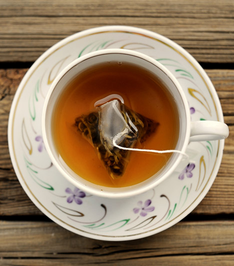  	Teafilter  	A fekete tea érösszehúzó hatású csersavat tartalmaz. Egyszerűen csökkentheted a fogíny duzzanatát, illetve enyhítheted a fájdalmat egy meleg vízbe áztatott teafilterrel.