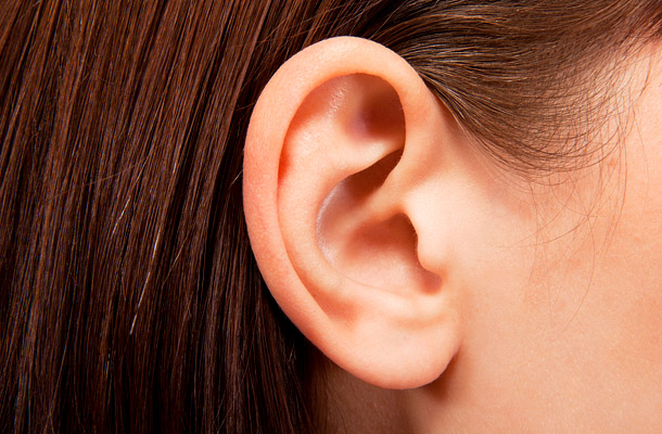 magas vérnyomás esetén a fül el van dugulva)