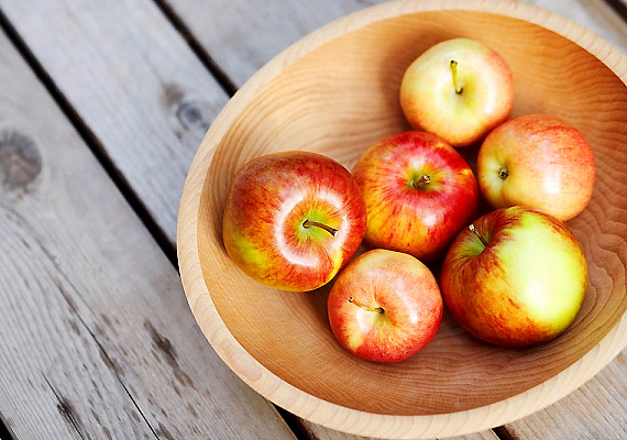	Az alma pektintartalmának köszönhetően mind a hasmenést, mind pedig a székrekedést orvosolja. A szervezetbe kerülve ugyanis megváltoztatja a széklet víztartalmát, növeli annak viszkozitását. Naponta két-három almát bátran fogyassz el hasmenéses panaszok esetén.