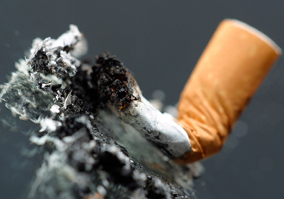 	Talán meglepően hangzik, de ha leszoksz a cigiről, csökkentheted a hát- és derékfájdalmat. A dohányzás ugyanis rontja a vérkeringést, így a gerinc környékére is kevesebb tápláló oxigén jut.