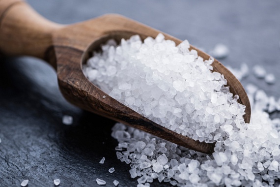 
                        	Bár a sóra szüksége van a szervezetnek, túlzott fogyasztása komoly károkat okozhat, összefüggésben áll többek között a magas vérnyomással és a szívbetegségek kialakulásával is, a sófogyasztás visszaszorítása például jelentős mértékben csökkentheti a szívbetegség miatti elhalálozások számát. A napi ajánlott mennyiség 6 gramm lenne, fontos azonban tisztában lenni azzal, hogy az élelmiszerek jellemzően önmagukban is tartalmaznak sót, és érdemes minél inkább kerülni azokat a típusokat, melyet nagyon nagy mennyiségben tartalmaznak hozzáadott sót. További információért kattints ide! Mindemellett persze nem szabad elfeledkezni arról sem, az optimális bevitelen belül a szervezetnek szüksége lehet például jódozott sóra, különösen, ha valaki pajzsmirigy-alulműküdéstől szenved.