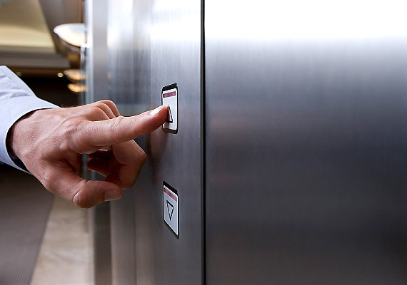 	Egy nyüzsgő irodaházban vagy bevásárlóközpontban szinte bármi lehet a lift nyomógombjain.